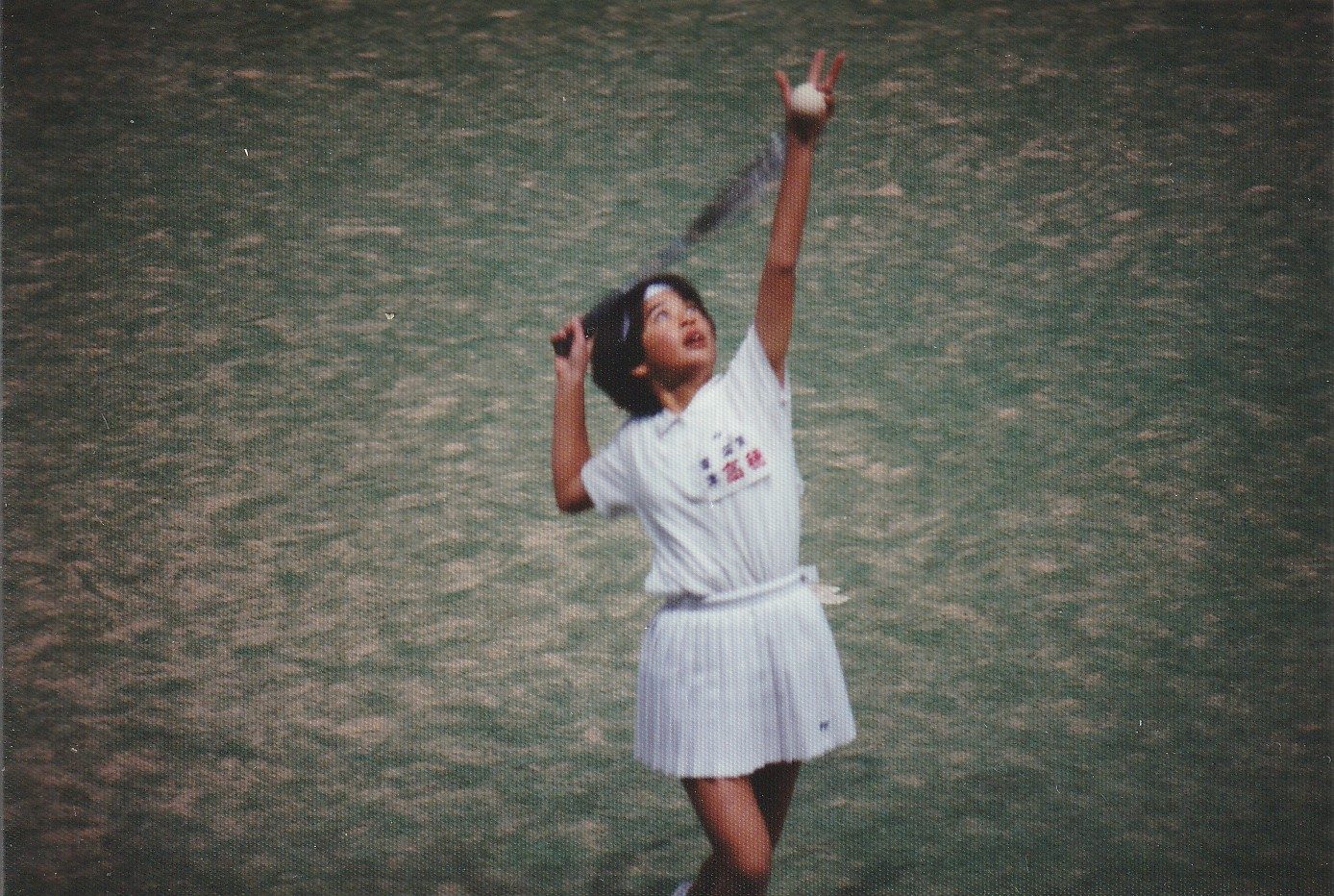 ソフトテニスの試合でボールを打つ田中しおり